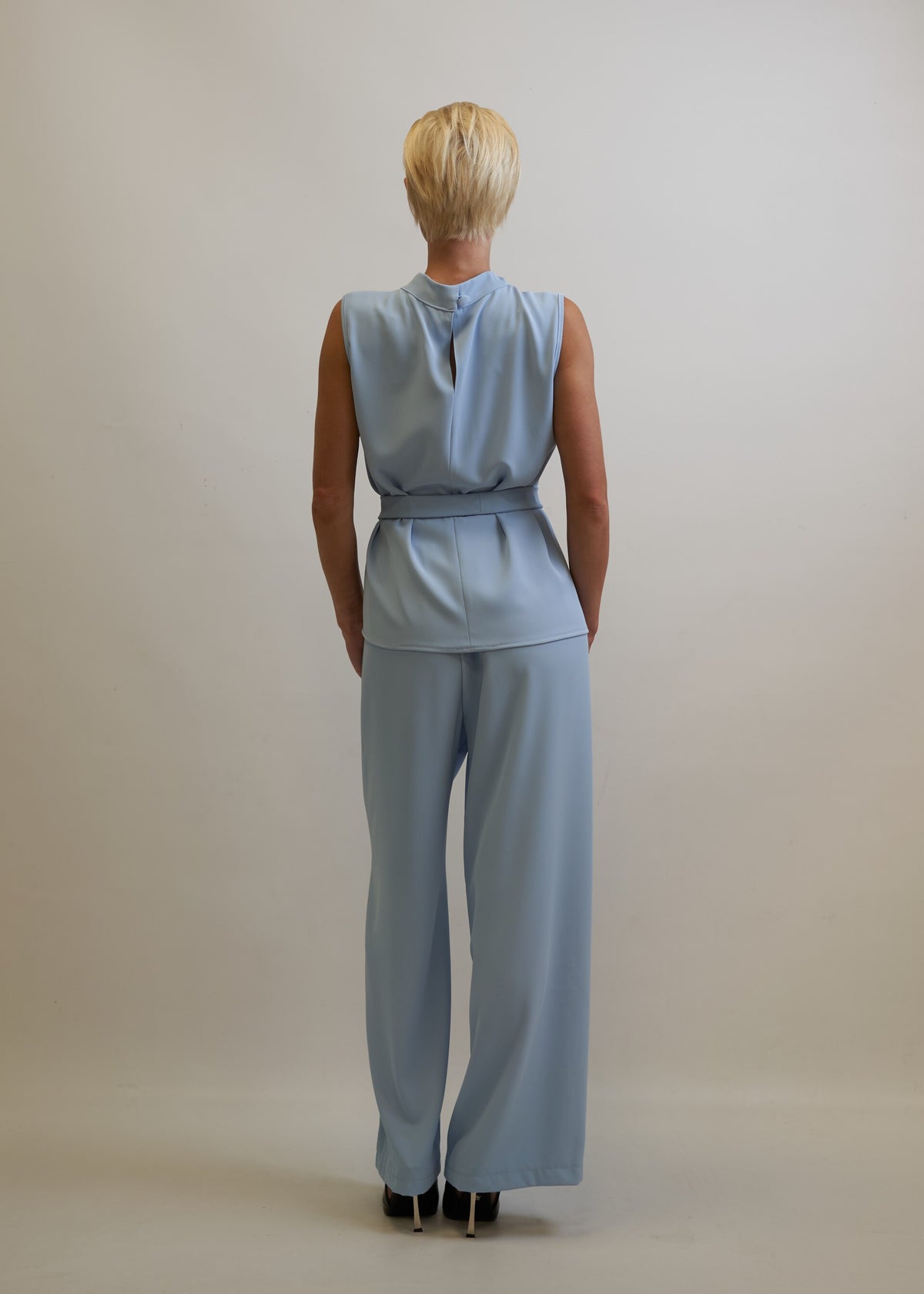 Világoskék