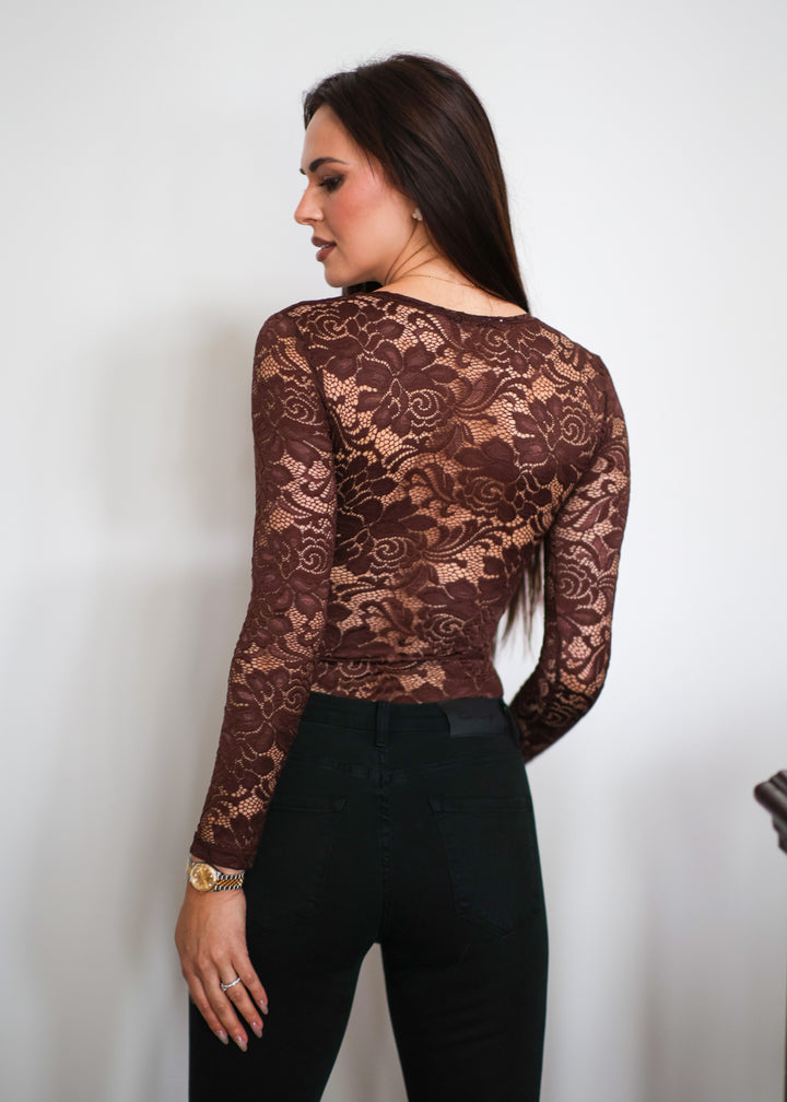 Dekoltált csipke body